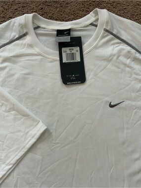 Nike Sphere Dry Men’s White Short Sleeve Tee with Black Swoosh size 2XL NWT